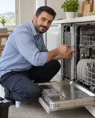 Bulaşık Makinesi üzerinde çalışan teknisyen
